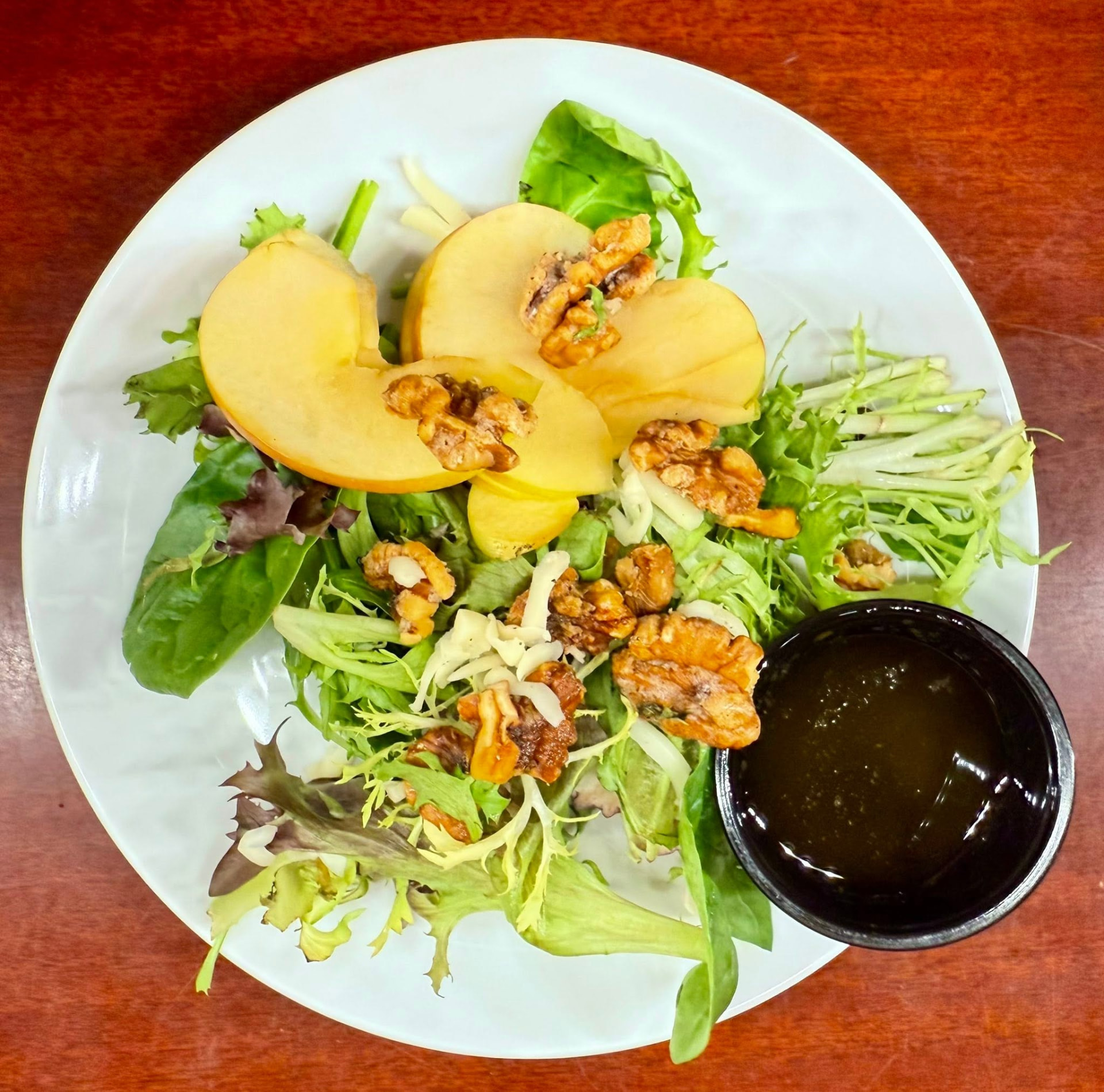 Mixed greens salad with apple, walnuts and vinaigrette